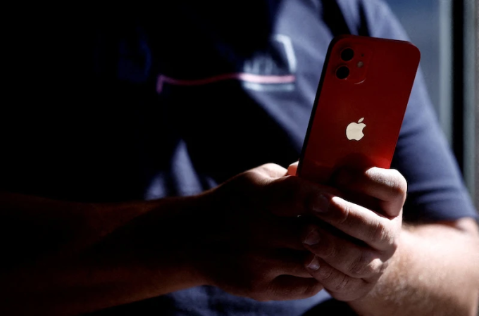 Một người dùng đang sử dụng iPhone của Apple. Ảnh: Reuters