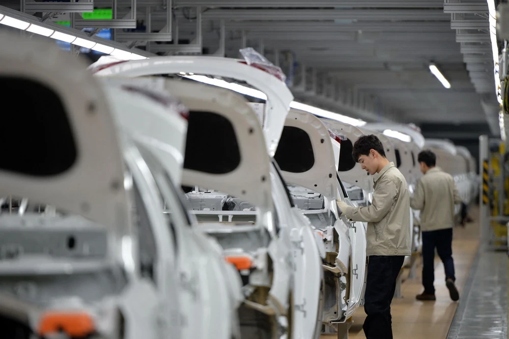 Công nhân làm việc tại nhà máy sản xuất xe của Tập đoàn Sản xuất Ôtô Hàn Quốc Hyundai Motor Group tại Thương Châu, tỉnh Hà Bắc (Trung Quốc) ngày 21/2/2017. (Ảnh: AFP/TTXVN)