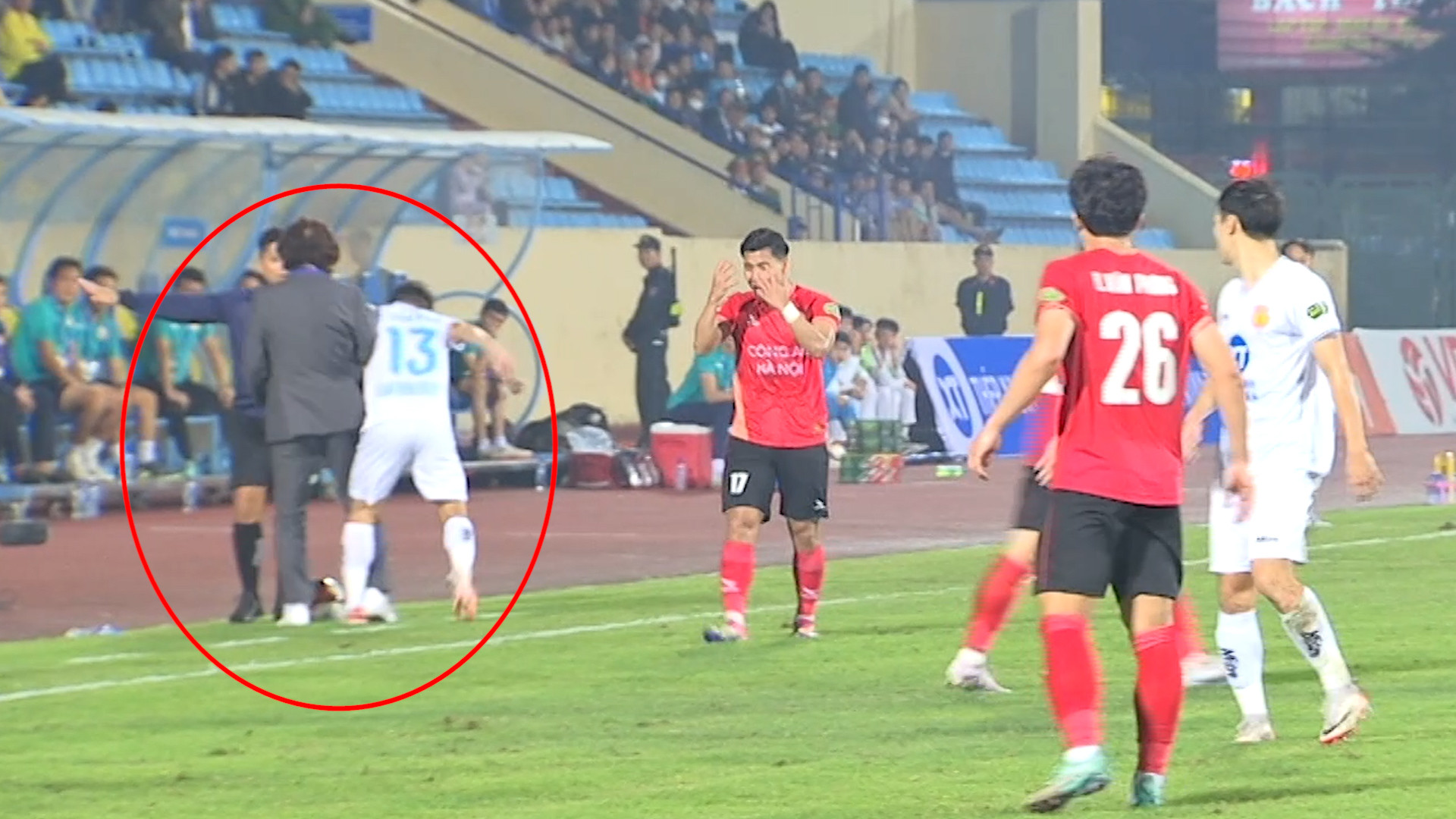 Tình huống HLV Gong va chạm với cầu thủ Nam Định