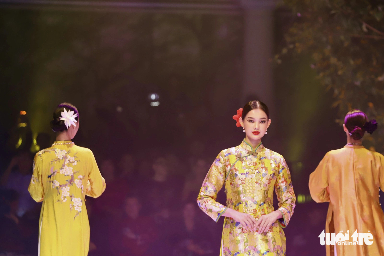 Những thiết kế áo dài mới nhất của nhà thiết kế Trịnh Hoàng Diệu - Ảnh: PHƯƠNG QUYÊN