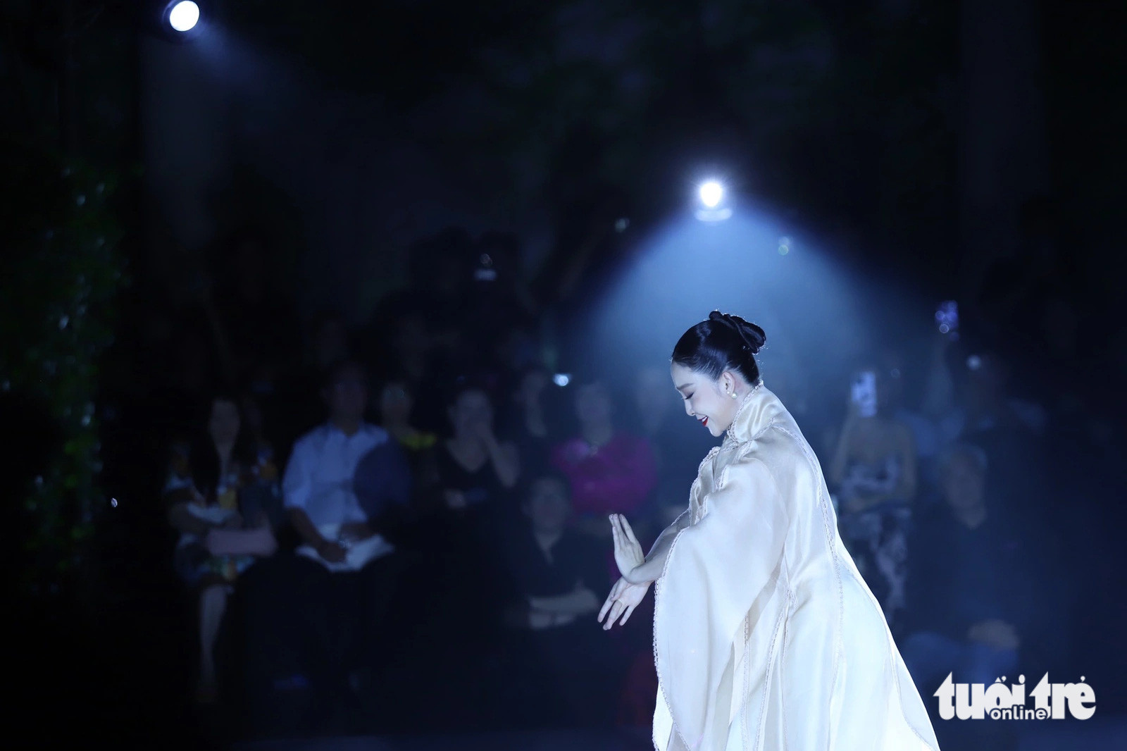 Nghệ sĩ múa Linh Nga thường xuyên đồng hành với nhà thiết kế Trịnh Hoàng Diệu - Ảnh: PHƯƠNG QUYÊN