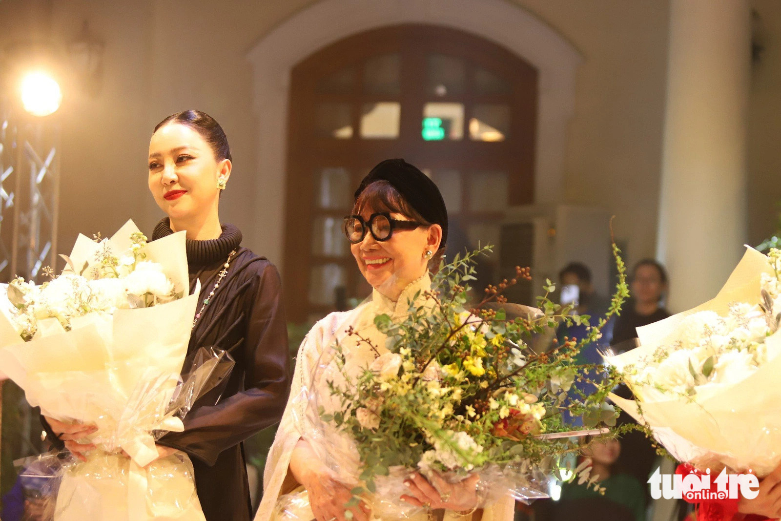 Nhà thiết kế Trịnh Hoàng Diệu (giữa) giữ lửa đam mê thời trang - Ảnh: PHƯƠNG QUYÊN