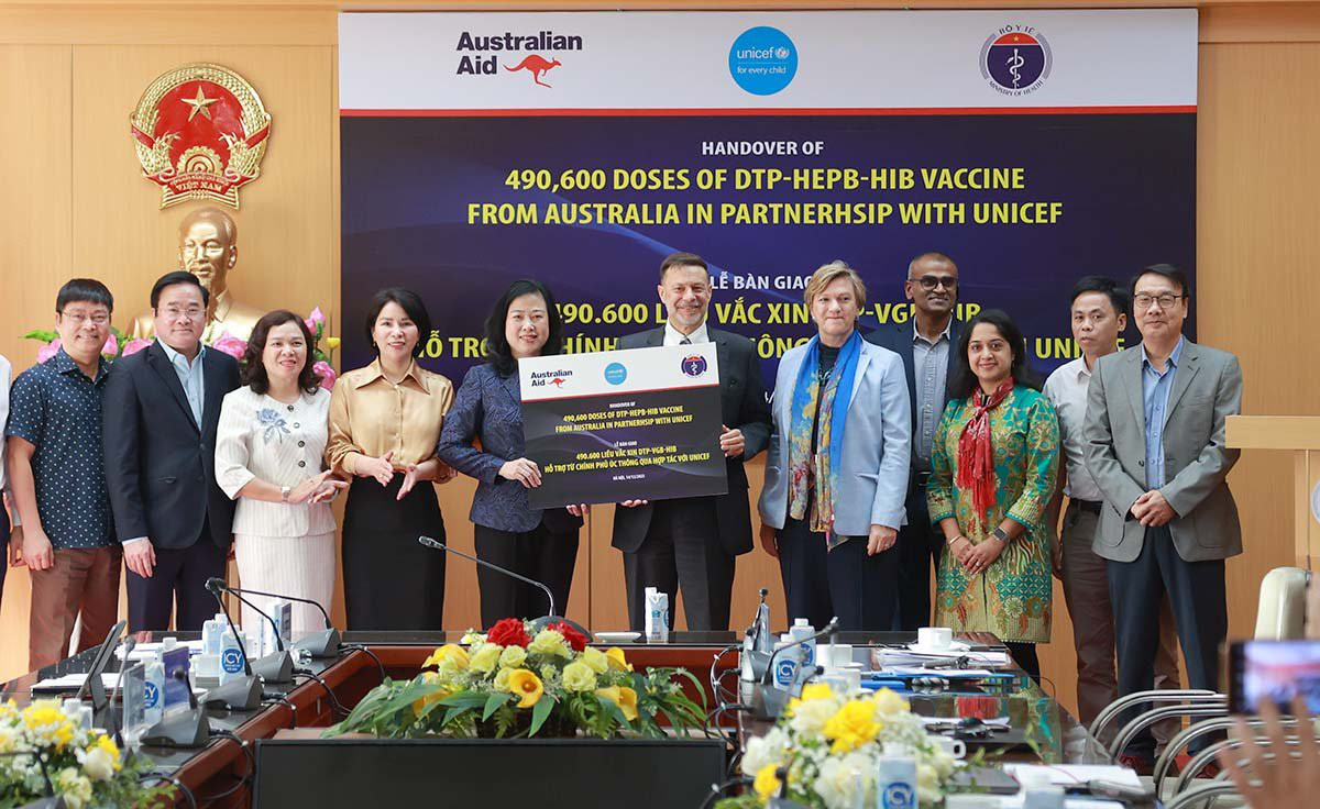 Bộ trưởng Bộ Y tế Đào Hồng Lan nhận biểu trưng 490.600 liều vắc xin 5 trong 1 từ ông Andrew Goledzinowski - đại sứ Úc tại Việt Nam - Ảnh: T.MINH