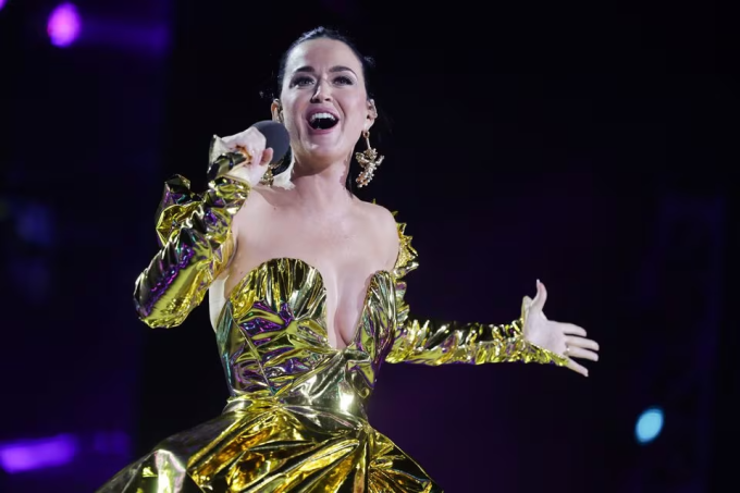 Katy Perry tại Lễ đăng quang của Vua Charles III tại Anh hôm 7/5. Ảnh: Reuters