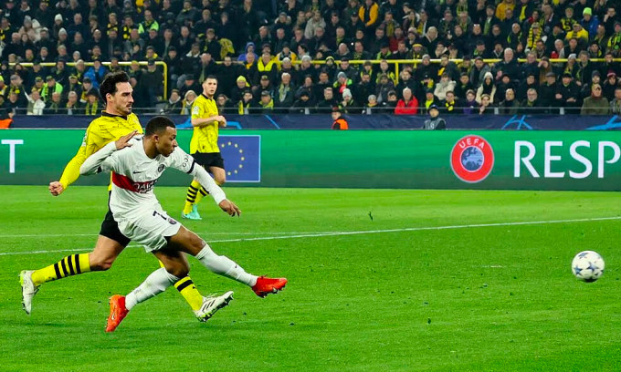 Mbappe bỏ lỡ một cơ hội của PSG trước Dortmund. Ảnh: Reuters