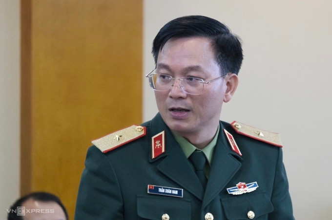 Phó giám đốc Học viện Kỹ thuật quân sự nêu đều xuất tại buổi làm việc với Bộ trưởng Giáo dục và Đào tạo. Ảnh: Dương Tâm