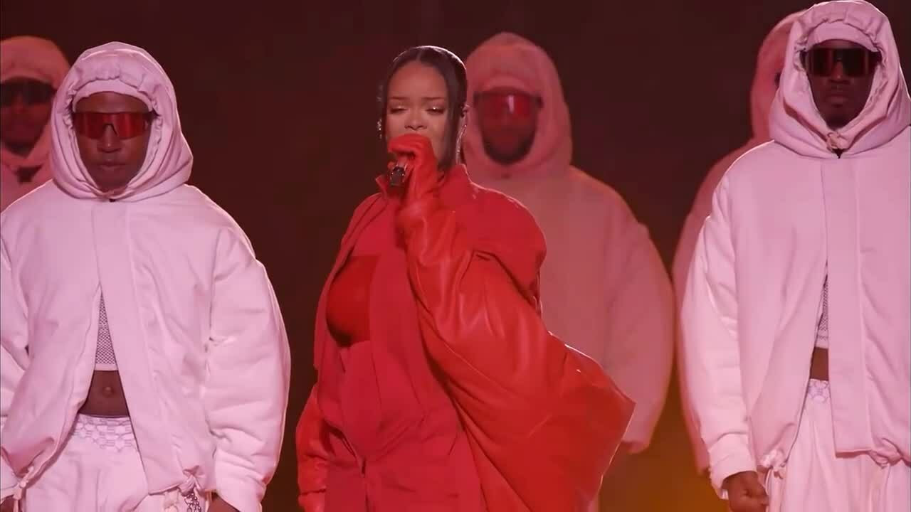Rihanna biểu diễn 'We Found Love' ở Super Bowl 2023