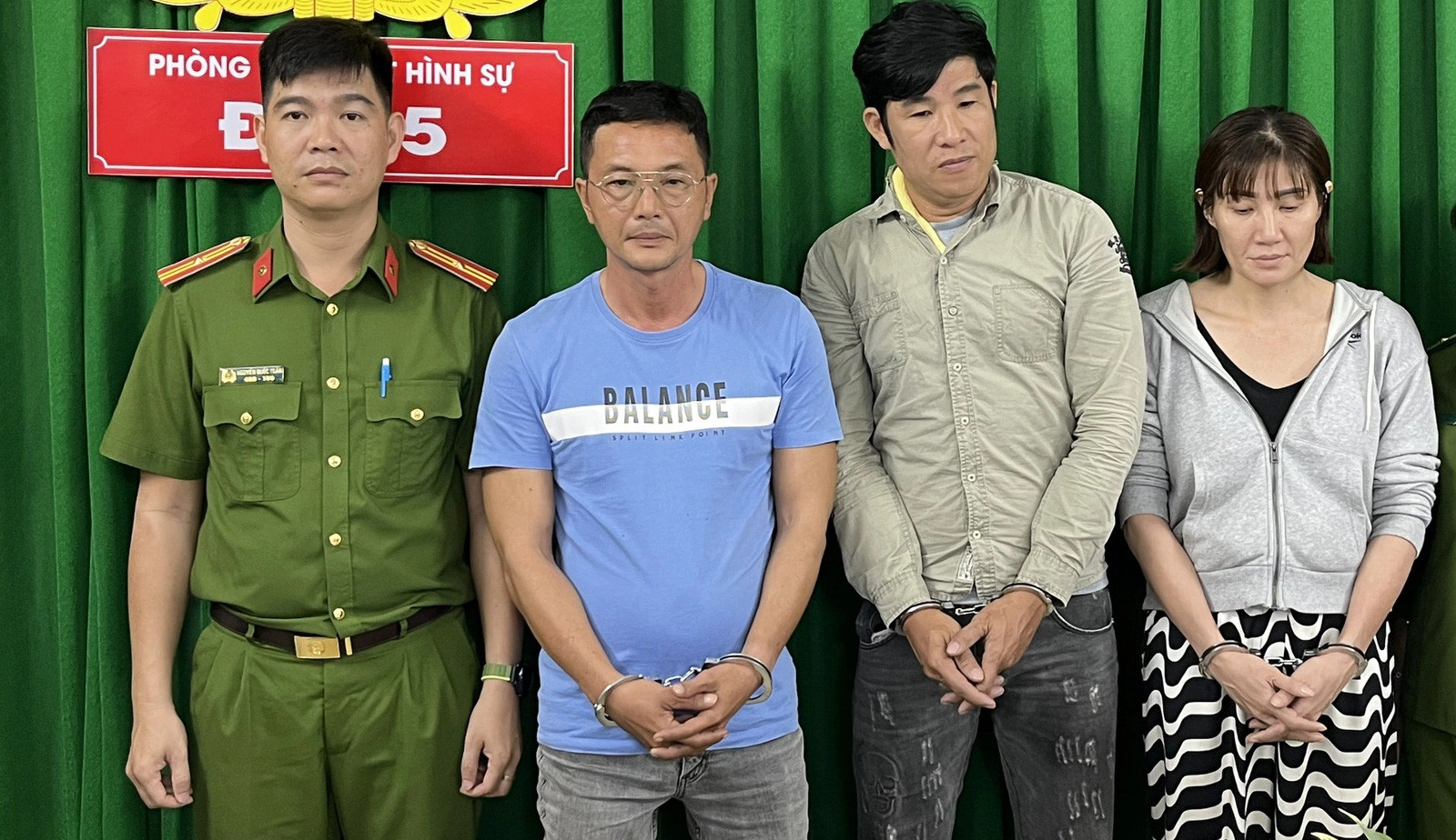 Nhóm của đối tượng Nguyễn Tấn Hùng tại cơ quan công an - Ảnh: Công an cung cấp