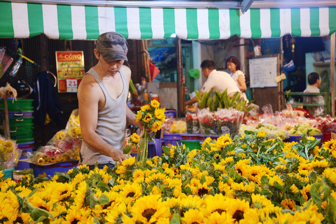 Chợ hoa Hồ Thị Kỷ về đêm. Ảnh: Phong Vinh