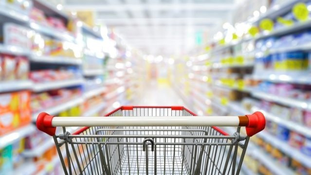 Tay cầm của xe đẩy hàng hóa bất ngờ là một trong những nơi ít vi khuẩn nhất trong siêu thị. Ảnh: CBC News