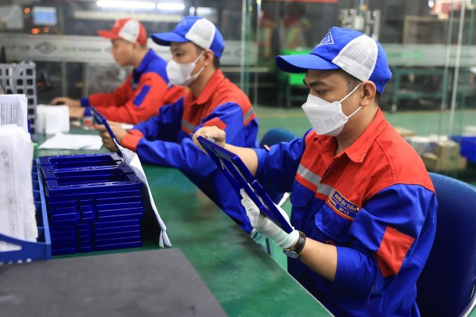 Công nhân làm việc tại nhà máy của Huỳnh Đức tại TP Biên Hoà (Đồng Nai). Ảnh: Quỳnh Trần
