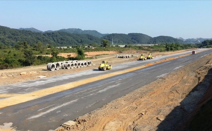 Tỉnh Lào Cai thi công xây dựng tuyến đường BV20 thuộc dự án cầu biên giới qua sông Hồng. Ảnh: Báo Lào Cai