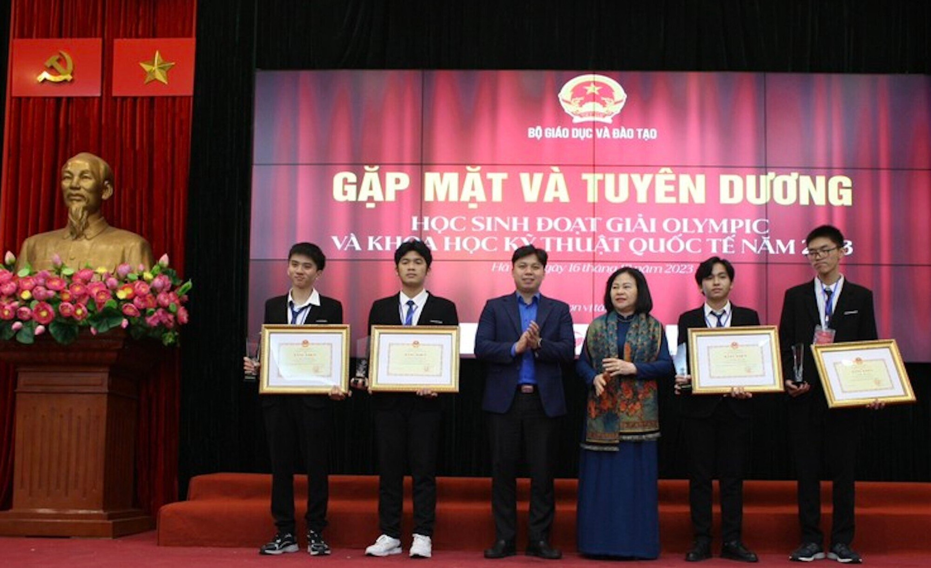 Thứ trưởng Ngô Thị Minh (giữa) trao bằng khen của Bộ trưởng GD&ĐT cho các học sinh. (Ảnh: Bộ GD&ĐT)