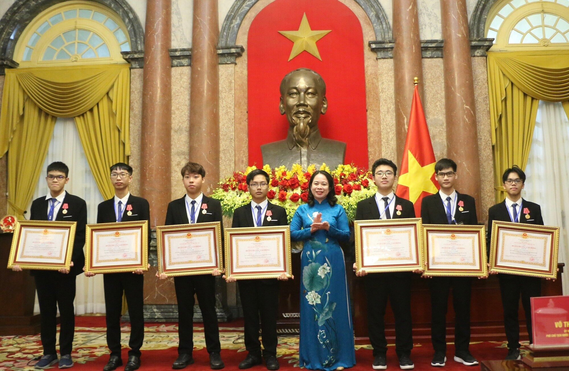 Phó Chủ tịch nước Võ Thị Ánh Xuân trao Huân chương Lao động hạng Nhất và hạng Nhì cho các em học sinh. (Ảnh: Bộ GD&ĐT)