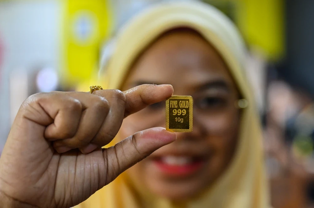 Vàng miếng được bán tại một công ty ở Kota Bharu, bang Kelantan, Malaysia. (Ảnh: AFP/TTXVN)