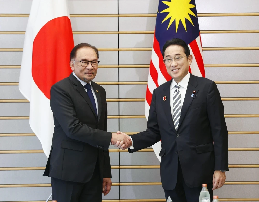 Thủ tướng Nhật Bản Fumio Kishida (phải) và Thủ tướng Malaysia Anwar Ibrahim tại cuộc hội đàm ở Tokyo ngày 16/12/2023. (Ảnh: Kyodo/TTXVN)