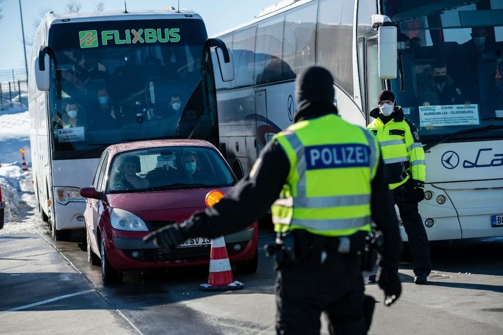 Cảnh sát kiểm tra các phương tiện tại biên giới Đức-Cộng hòa Séc ở Breitenau, miền Đông Đức. (Ảnh: AFP/TTXVN) 