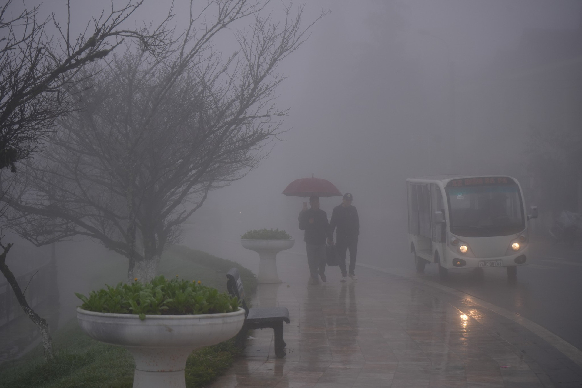 Sáng 17-12, tại thị trấn Sa Pa, nhiệt độ xuống dưới 10 độ C, chìm trong mây mù - Ảnh: H. ẢI