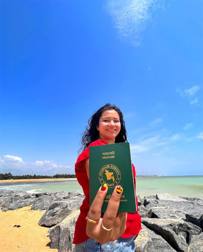 Maliha bên cuốn hộ chiếu Bangladesh của mình. Ảnh: Instagram/maliharoundtheworld