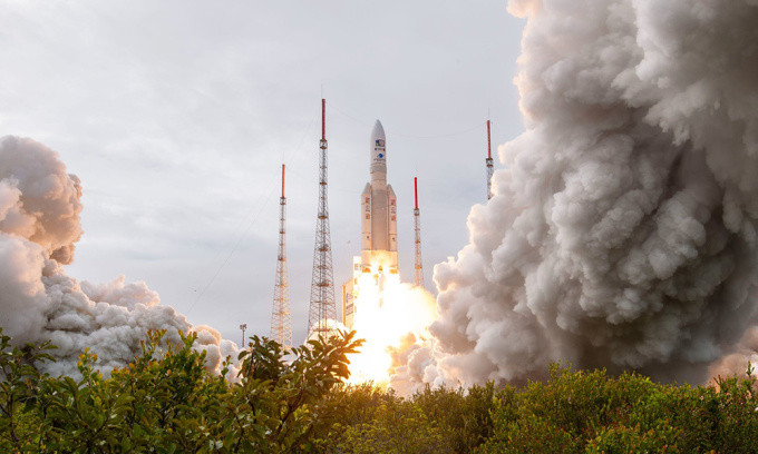 Tên lửa Ariane 5 đưa tàu JUICE bay lên từ bệ phóng. Ảnh: ESA