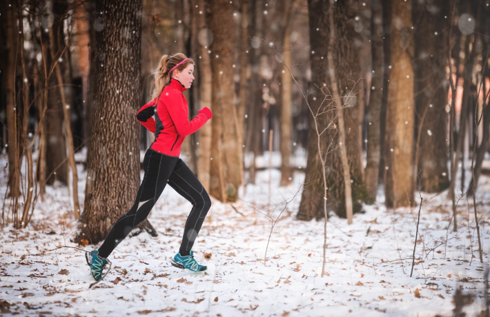 Tập thể dục ngoài trời lúc sáng sớm là điều cần tránh khi trời chuyển lạnh. (Ảnh: Shutterstock)