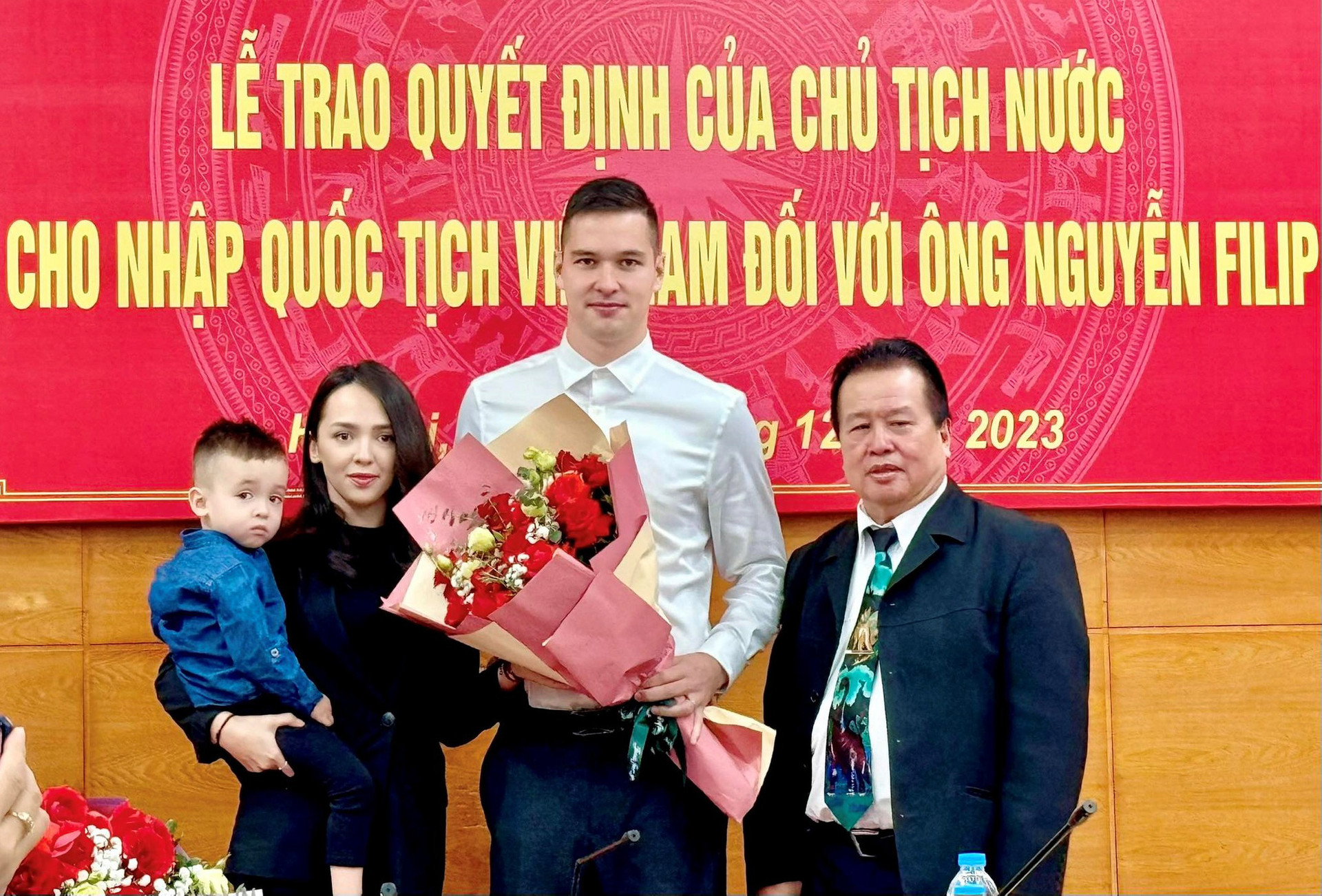 Filip Nguyễn bên bố và gia đình nhỏ của mình trong ngày trọng đại - Ảnh: CAHN FC