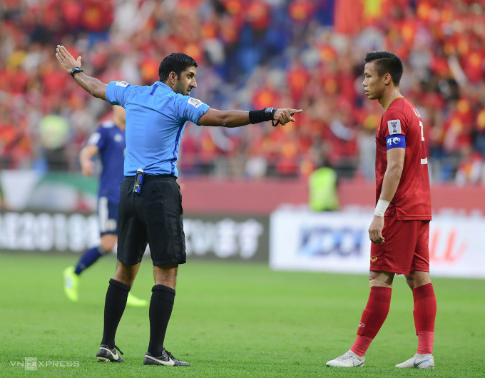 Trọng tài chính từ chối bàn thắng của trung vệ Nhật Bản Maya Yoshida vào lưới Việt Nam vì lỗi chạm tay sau khi tham khảo VAR, ở tứ kết Asian Cup 2019. Ảnh: Hiếu Lương