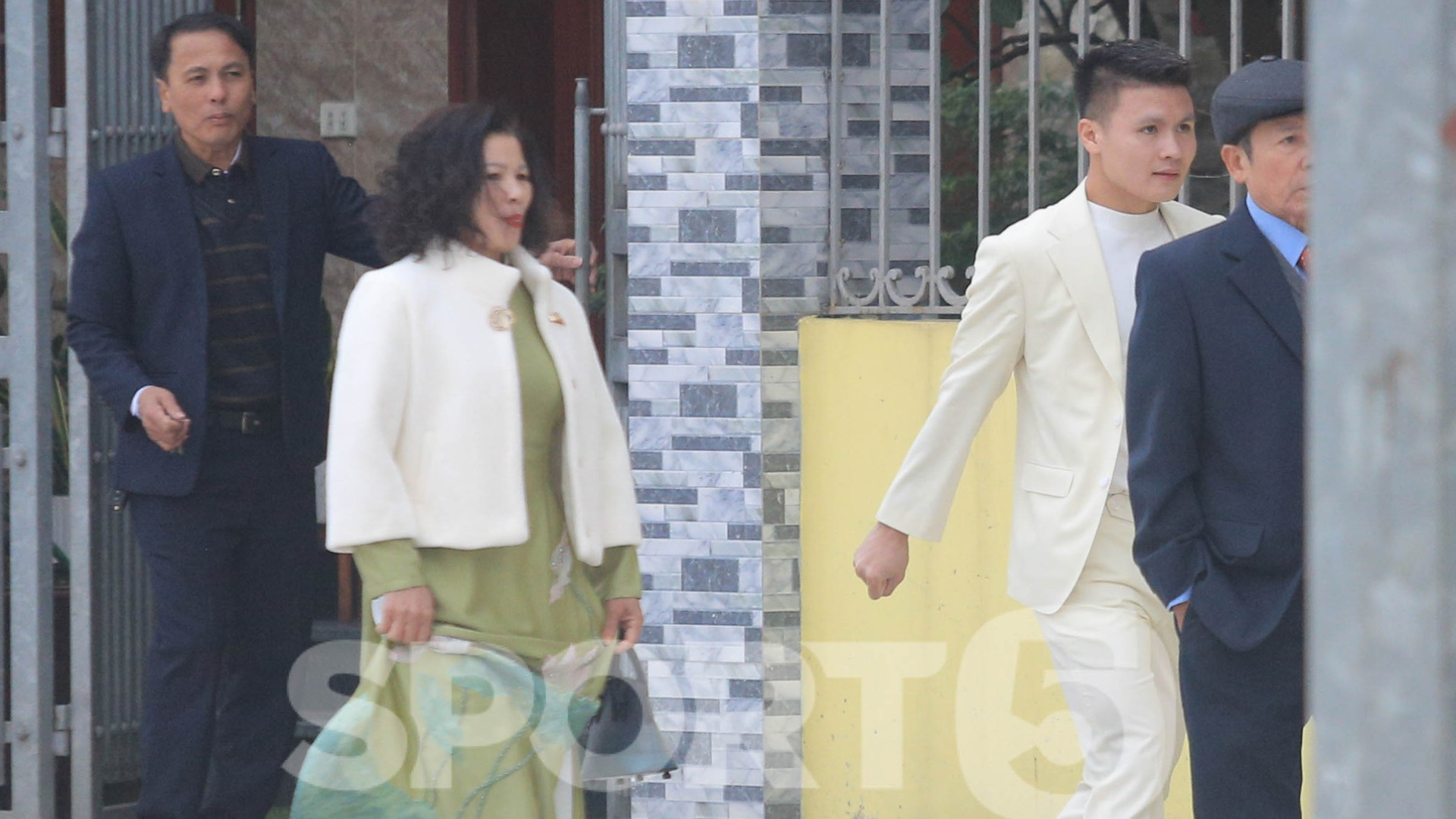 Quang Hải diện vest trắng đi hỏi cưới Thanh Huyền. (Ảnh: Sport5)