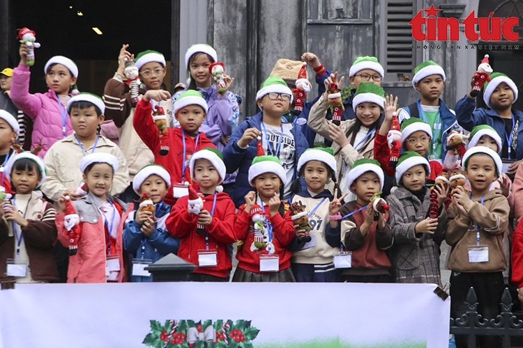 Youngsters excited as Christmas fast approaches hinh anh 3