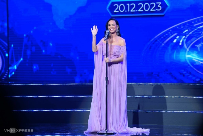 Katy Perry trên sân khấu sự kiện tối 20.12. Ảnh: Giang Huy