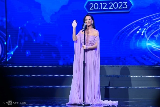 American pop singer Katy Perry on stage at the VinFuture Science & Technology Awards ceremony in Hanoi on Dec. 20, 2023. Photo by VnExpress/Giang Huy