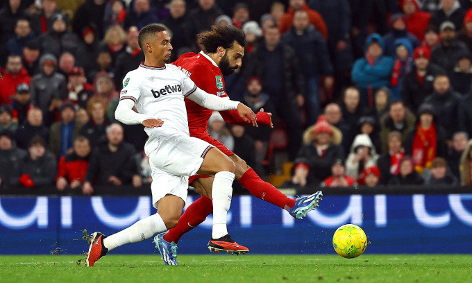 Salah dứt điểm trong tình huống nâng tỷ số lên 4-1 cho Liverpool. Ảnh: Reuters