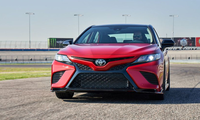 Toyota Camry đời 2020-2022 thuộc diện triệu hồi vì lỗi túi khí. Ảnh: Car and Driver