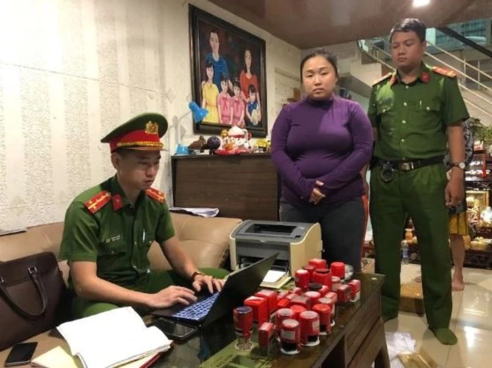 Lực lượng công an khám xét nơi ở của đối tượng Bùi Thị Thu Nguyệt. (Ảnh: Công an cung cấp)