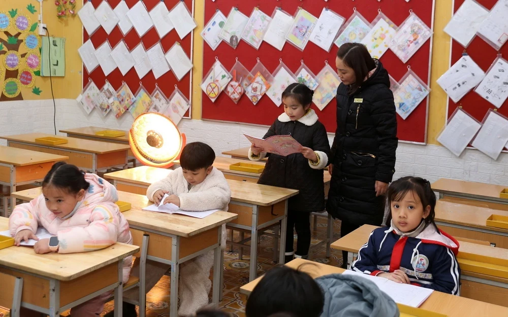 Các lớp học tại Trường Tiểu học Sa Pa được trang bị đèn sưởi để đảm bảo sức khỏe cho học sinh. (Ảnh: Quốc Khánh/TTXVN)