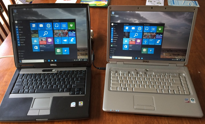 Hai mẫu laptop cũ chạy Windows 10. Ảnh: Simonyeo.id.au