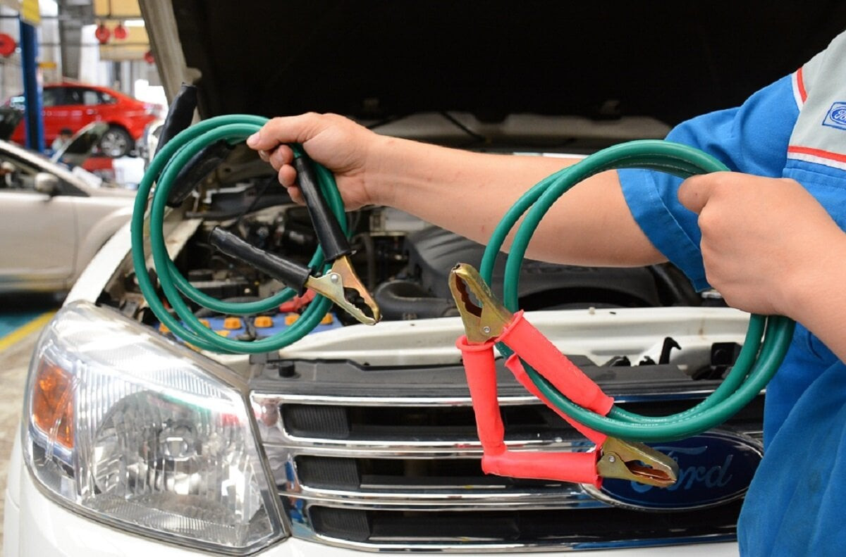 Lái xe nên trang bị 2 sợi dây câu bình điện để sử dụng khi gặp sự cố ô tô hết điện. (Ảnh minh họa: Trần Hoàng)