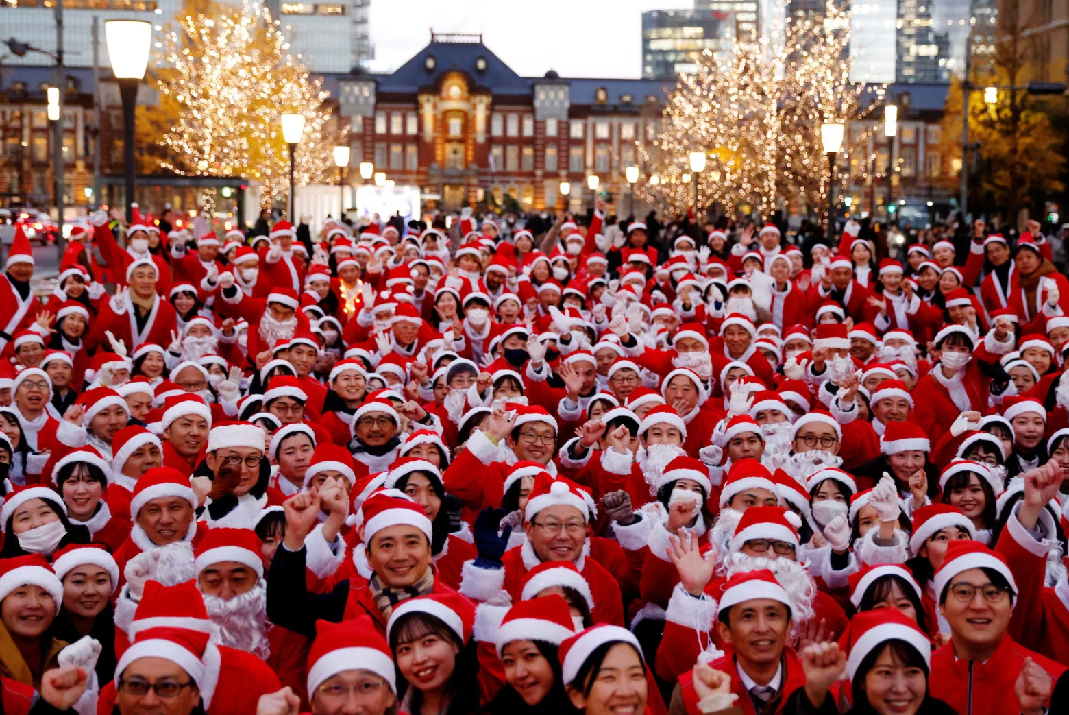 Người dân Nhật Bản mặc trang phục ông già Noel để hưởng ứng sự kiện phát quà và dọn dẹp đường phố chào mừng Giáng sinh ở thành phố Tokyo vào ngày 22-12 - Ảnh: REUTERS