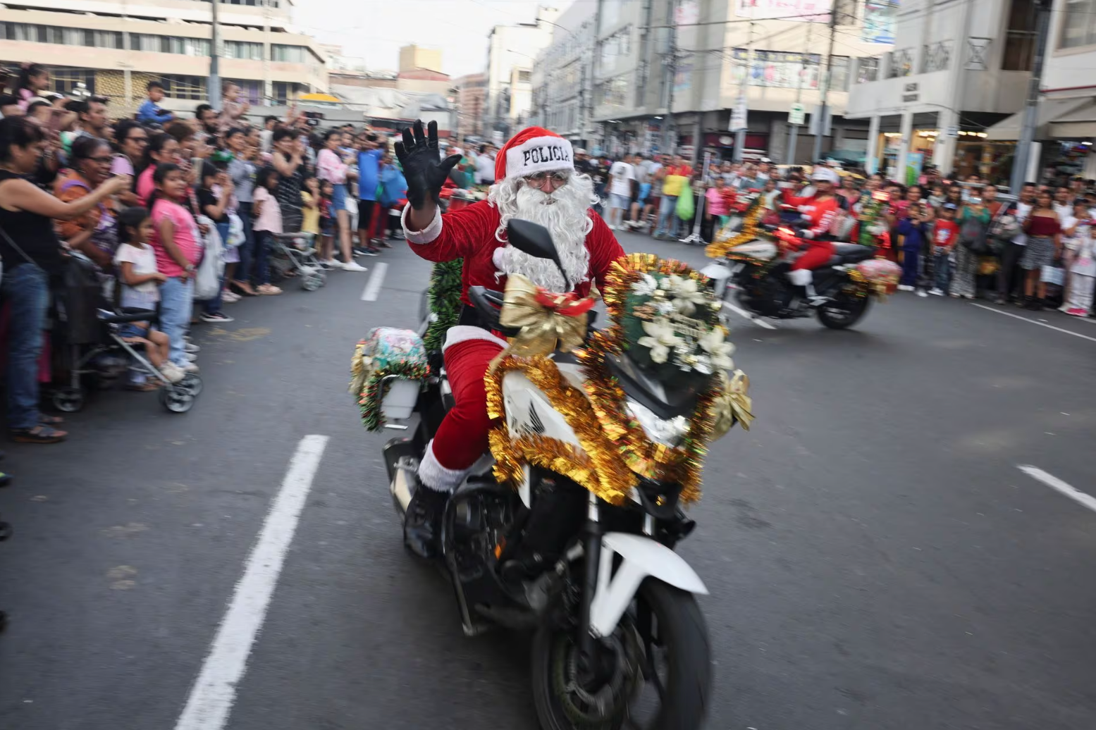 Cảnh sát hóa thân thành ông già Noel lái xe mô tô ở thành phố Lima, thủ đô Peru vào ngày 19-12 - Ảnh: REUTERS
