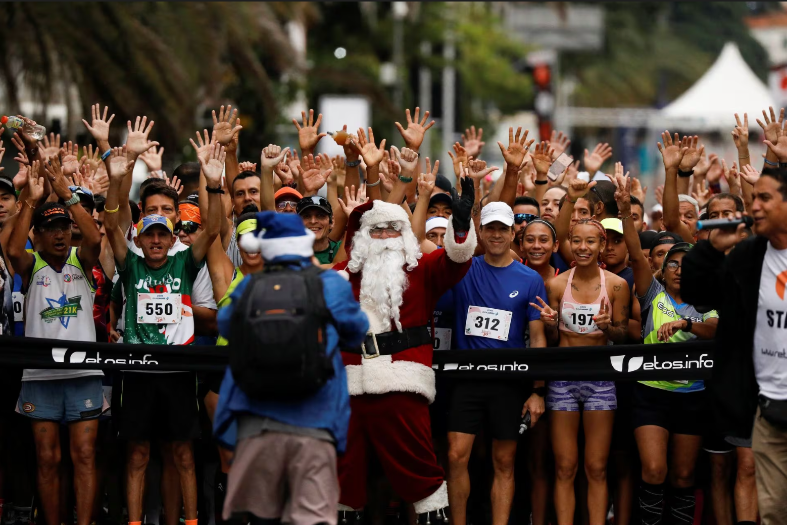 Ông già Noel tham gia cuộc chạy đua dài 10km ở thủ đô Caracas (Venezuela) vào ngày 17-12 - Ảnh: REUTERS