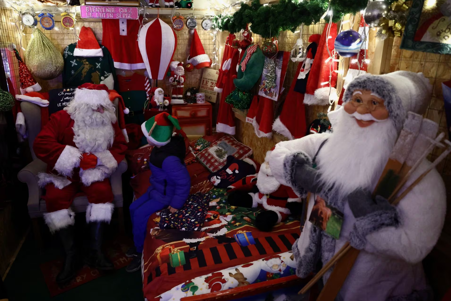 Ông già Noel trò chuyện với một đứa trẻ tại đô thị Beauvechain, Bỉ vào ngày 16-12 - Ảnh: REUTERS