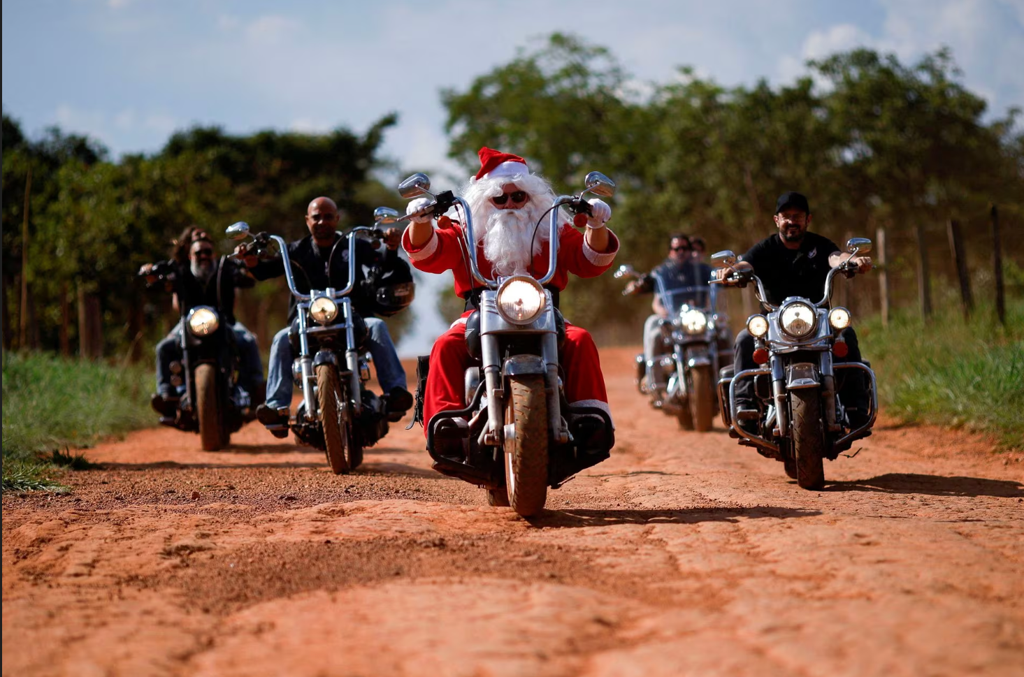 Ông Helton Garcia hóa thân thành ông già Noel và lái mô tô đi trao quà cho trẻ em tại một trường học ở vùng nông thôn Santo Antonio do Descoberto, bang Goias (Brazil) vào ngày 10-12 - Ảnh: REUTERS