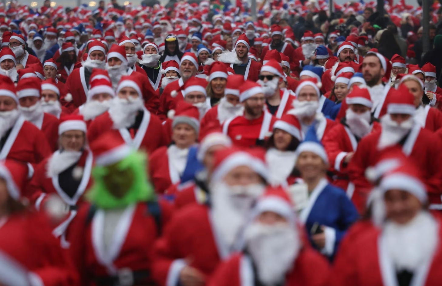Các vận động viên hóa thân thành ông già Noel tham gia cuộc đua Santa Dash thường niên ở Liverpool, Anh vào ngày 3-12 - Ảnh: REUTERS