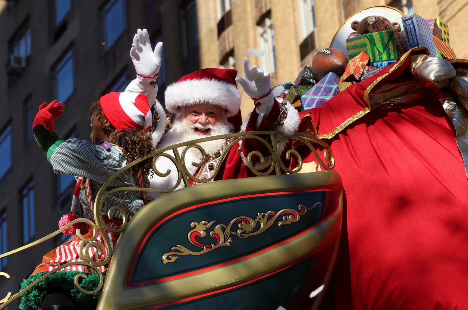 Ông già Noel xuất hiện trong cuộc diễu hành mừng ngày Lễ Tạ ơn Macy lần thứ 97 ở Manhattan, thành phố New York (Mỹ) ngày 23-11 - Ảnh: REUTERS