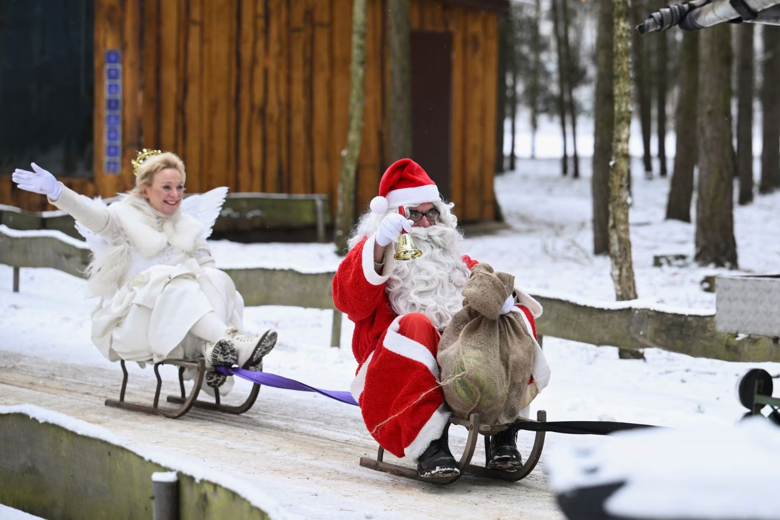 Ông già Noel cùng thiên thần tuyết lái xe trượt băng tại sở thú Germendorf ở thị trấn Oranienburg, Đức vào ngày 3-12 - Ảnh: REUTERS