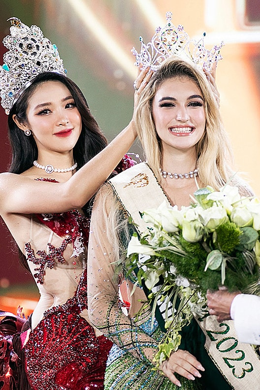 Miss Earth 2022 Mina Sue Choi (L) crowns Drita Ziri during the pageant’s final night on Dec. 22, 2023. Photo by Team Kieng Can