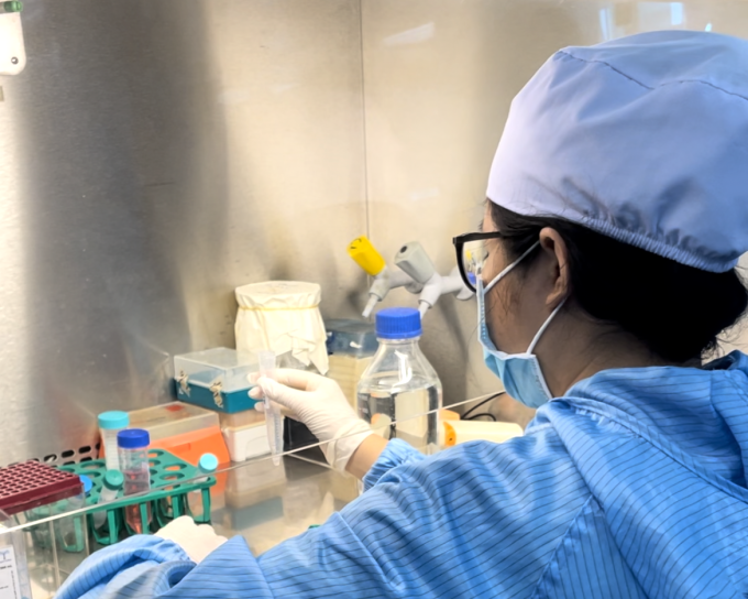 Thảo Nhi làm thí nghiệm tế bào tại Viện Tế bào gốc, tháng 7. Ảnh: Nhân vật cung cấp