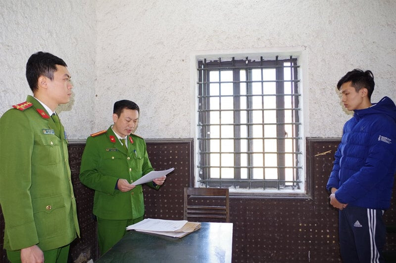 Công an tỉnh Hà Nam đọc quyết định khởi tố bị can, lệnh tạm giam đối với Phạm Đình Huân. (Ảnh: Công an tỉnh Hà Nam)