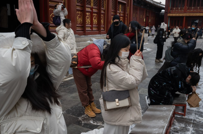 Nhiều lao động trẻ Trung Quốc chọn đi chùa để cầu may, hy vọng bình yên thay vì nỗ lực phấn đấu. Ảnh: Ảnh: GILLES SABRIE/WSJ