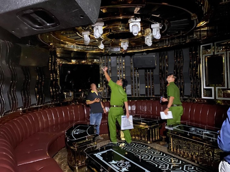 Lực lượng chức năng kiểm tra công tác phòng cháy, chữa cháy của một quán karaoke ở TP.HCM - Ảnh: MINH HÒA